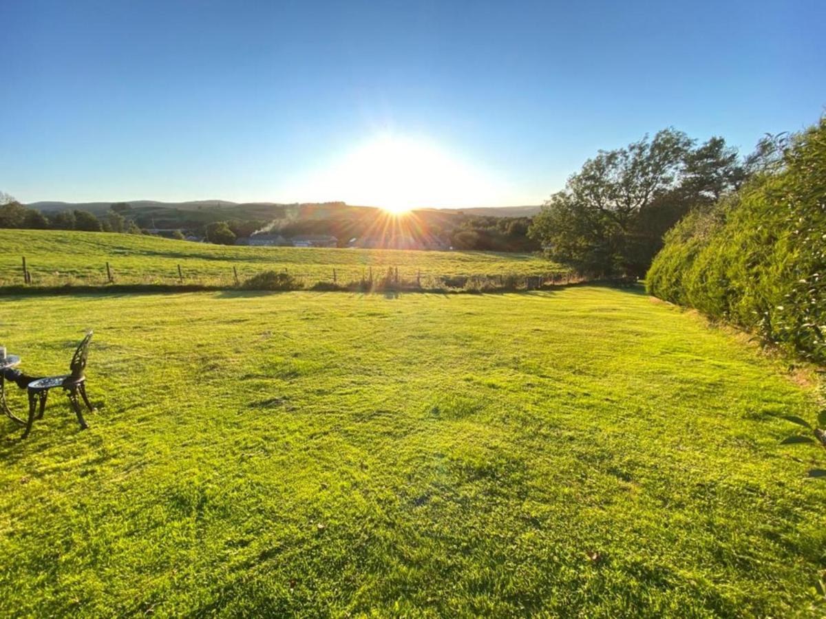 District In 1 Acre Gardens Off M6 Летний дом *