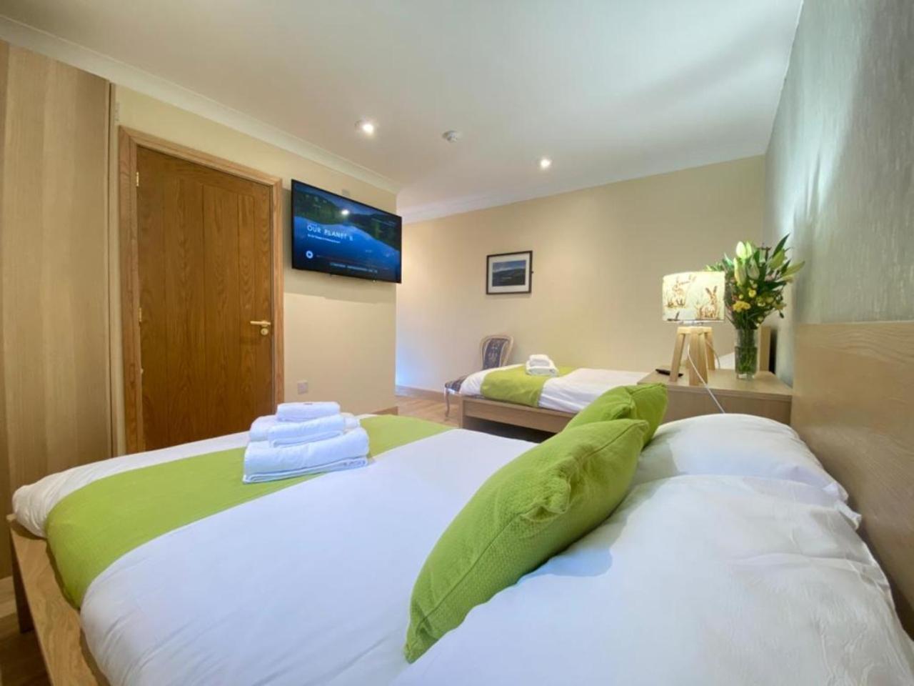 District In 1 Acre Gardens Off M6 Casa de Campo
