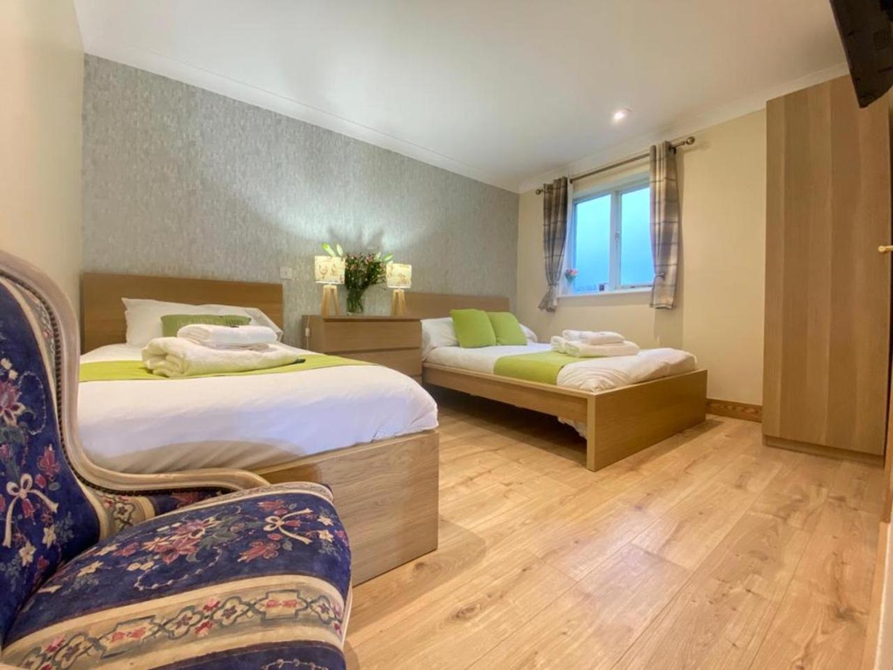 District In 1 Acre Gardens Off M6 Casa de Campo Penrith