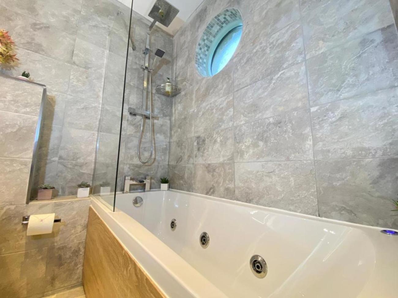 Casa de Campo District In 1 Acre Gardens Off M6 *