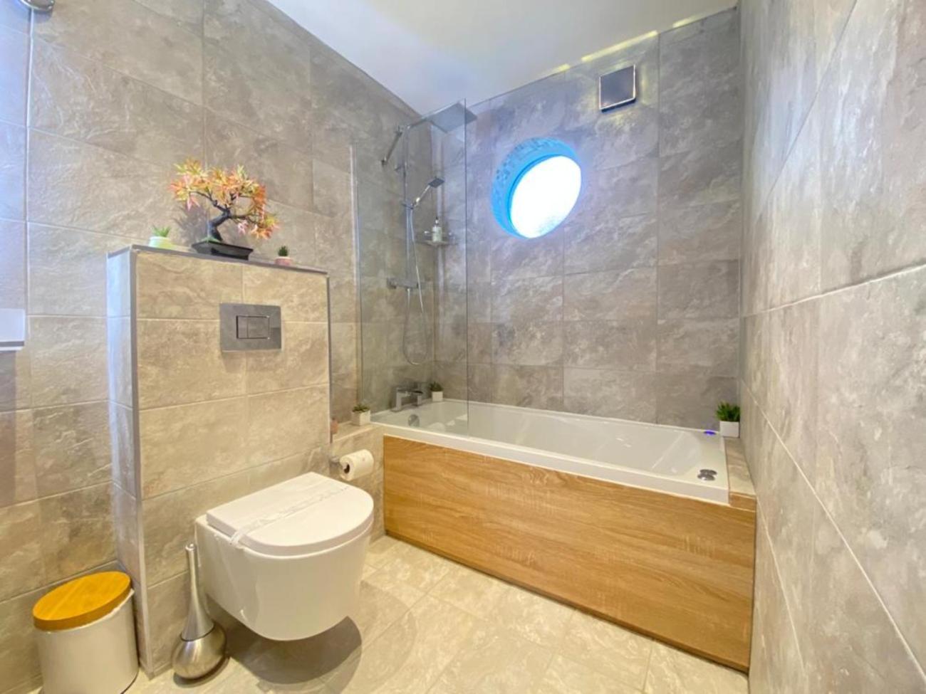 Casa de Campo District In 1 Acre Gardens Off M6 *