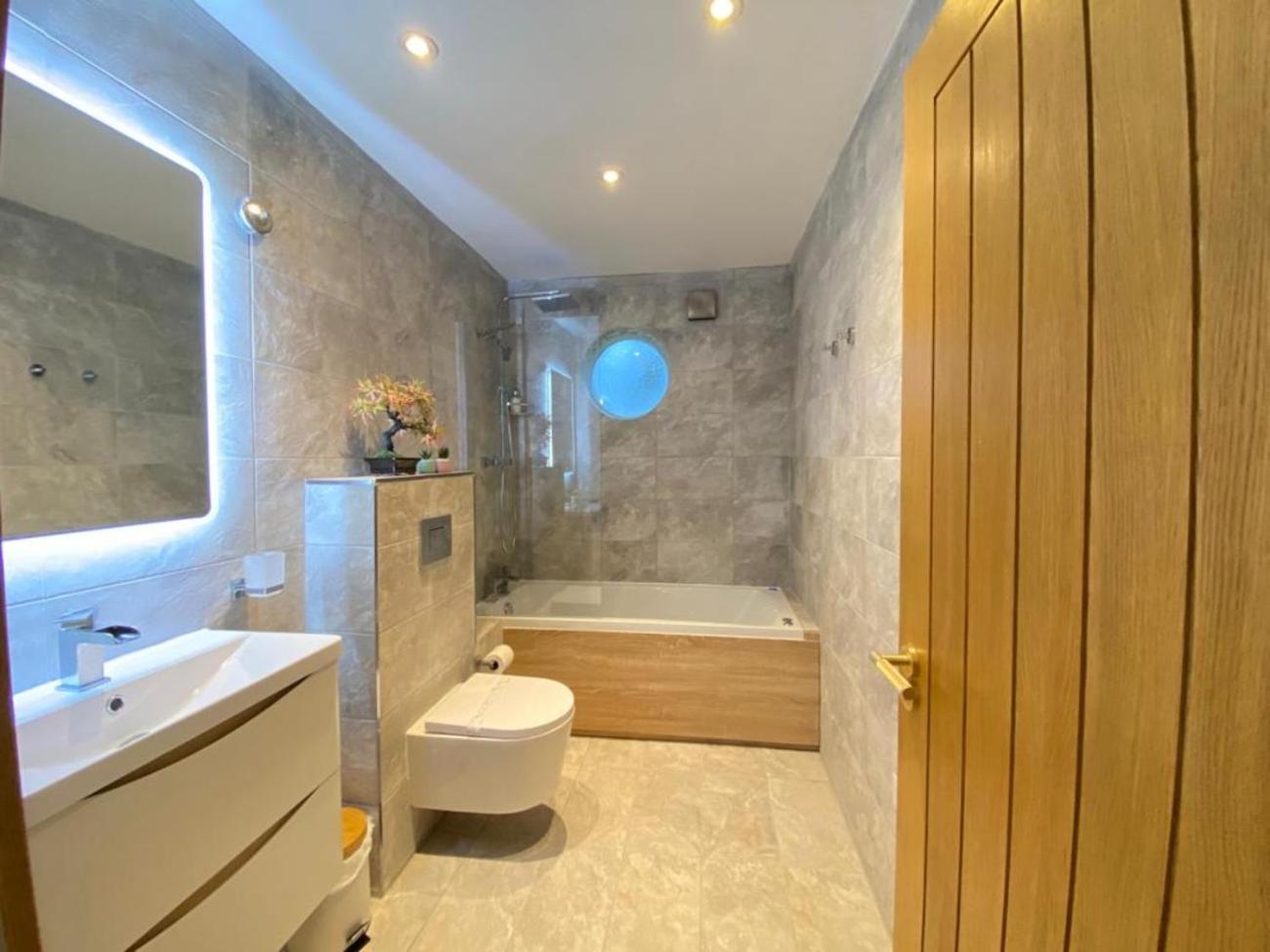 District In 1 Acre Gardens Off M6 Casa de Campo *